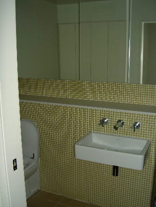 Bathroom (2005-10-06)