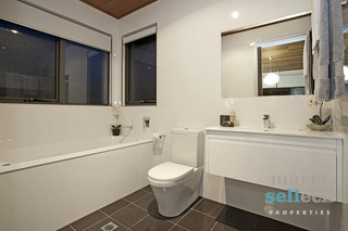 Bathroom (2013-08-08)