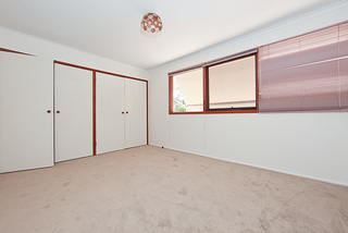 Bedroom 1 (2011-05-11)