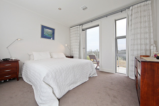 Bedroom 1 (2011-04-22)