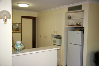 Flat kitchen (2009-10-29)