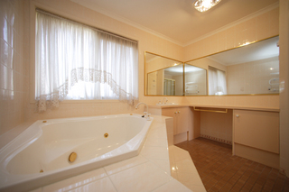 Ensuite with Spa (2006-09-19)