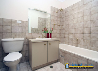 Bathroom (2005-10-28)
