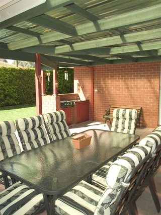 Outdoor entertaining (2004-11-22)