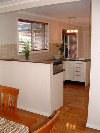 Kitchen from dining (2005-11-08)