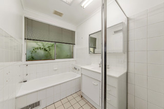 Bathroom (2017-10-12)