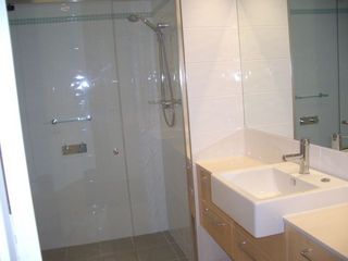 Bathroom 2 (2009-05-20)