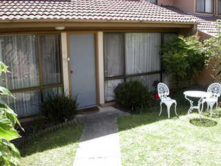Front courtyard (2004-11-04)