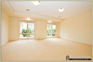 Lounge Room (2010-12-09)