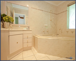 Bathroom (2011-06-02)
