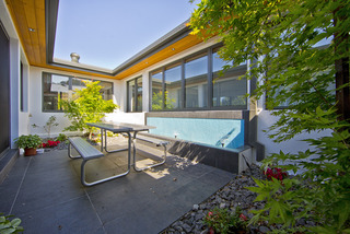 Enclosed courtyard with water feature (2012-10-17)