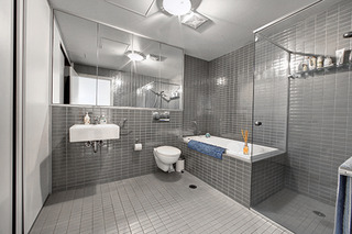 Bathroom (2012-08-08)