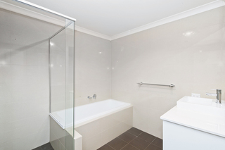 Bathroom (2017-05-11)