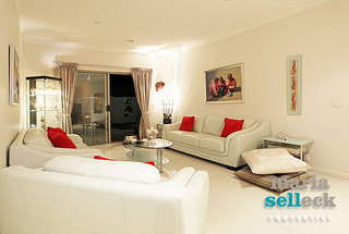 Formal Living (2010-08-27)