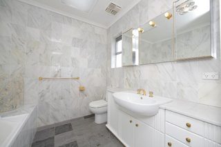 Bathroom (2011-06-17)