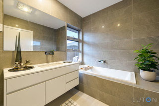 Main Bathroom (2016-06-21)