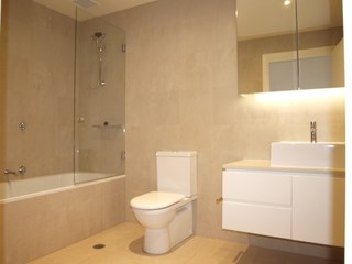 Main bathroom (2017-05-12)