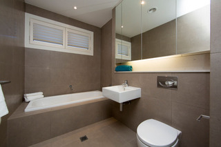 Main Bathroom Upstairs (2013-07-12)
