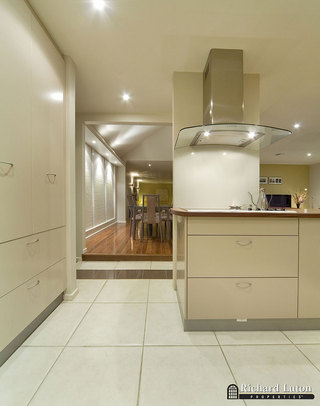 Kitchen to Dining (2008-08-21)