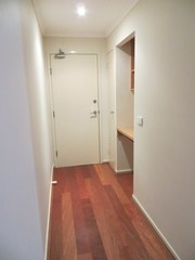 Front entry with built in desk (2015-07-09)