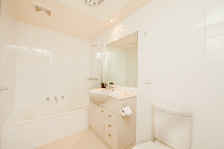 Bathroom (2010-08-11)