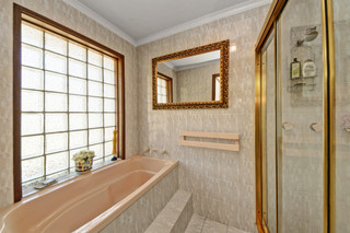 Bathroom (2011-10-13)