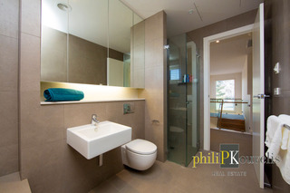 Main Bathroom Upstairs (2013-07-10)