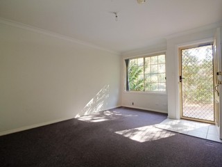 5/7 Wiseman Avenue North Wollongong - Living (2018-02-19)