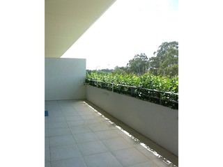 Long balcony at front (2013-02-04)