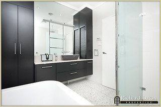 Bathroom (2010-10-02)