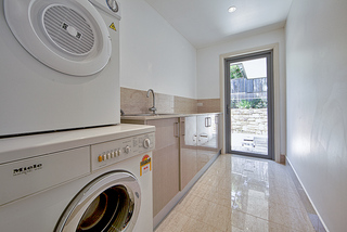 Laundry Room (2011-12-08)