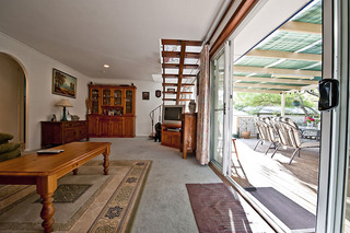 Indoor/OutdoorLiving (2009-10-01)