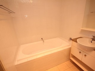 Main bathroom (2019-03-20)