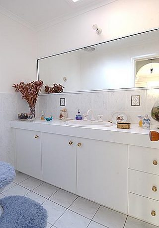 Powder room (2004-10-15)