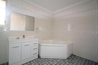 5/7 Wiseman Avenue North Wollongong - Bathroom (2015-08-13)