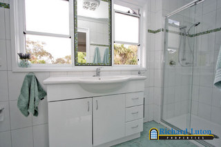 Second bathroom (2005-11-24)