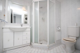 Bathroom (2010-12-01)