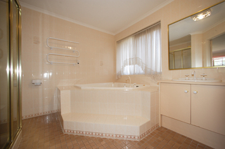 Ensuite with Spa (2006-09-19)