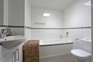 Bathroom (2011-11-01)