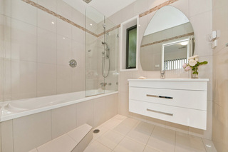 Bathroom (2011-11-10)