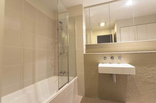 Bathroom (2012-08-24)