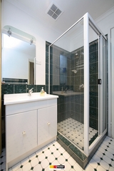 Bathroom (2011-05-26)