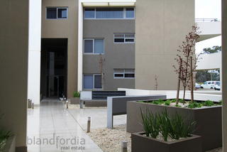 Building entrance (2011-06-02)