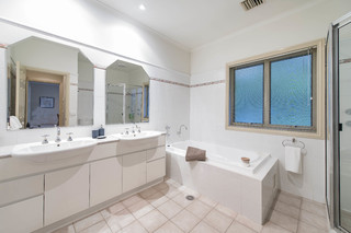 Main bathroom (2018-04-12)