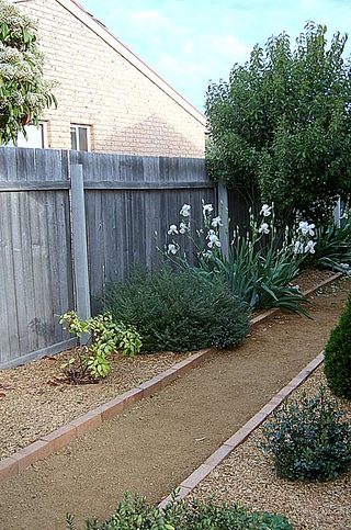 Side garden (2004-10-15)