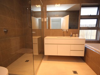 Main bathroom (2016-11-18)