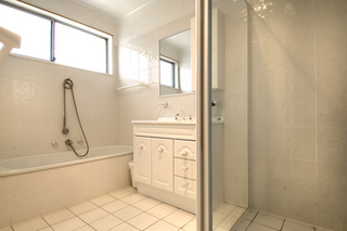 Bathroom (2007-10-04)