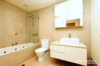 Bathroom (2011-05-26)