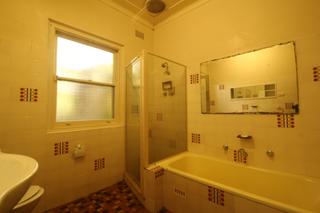 8a McKenzie Avenue Wollongong - Bathroom (2015-03-26)