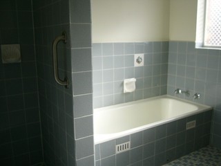 Bathroom (2011-06-01)